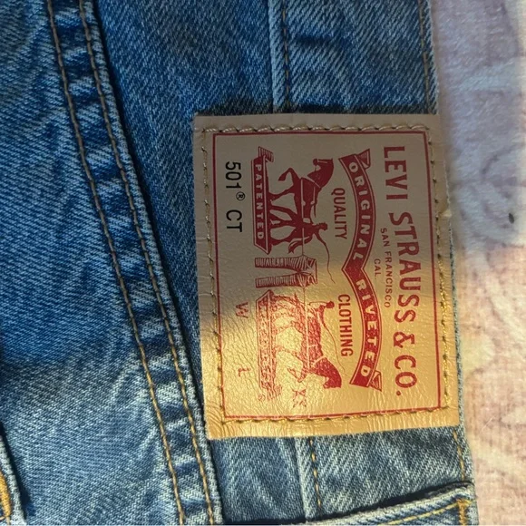 Levi's Women’s Light Blue Distressed Jeans - Picture 3 of 3